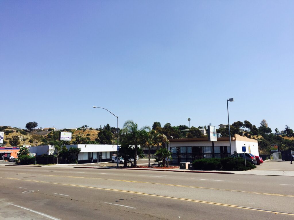 5555-5591 University Ave